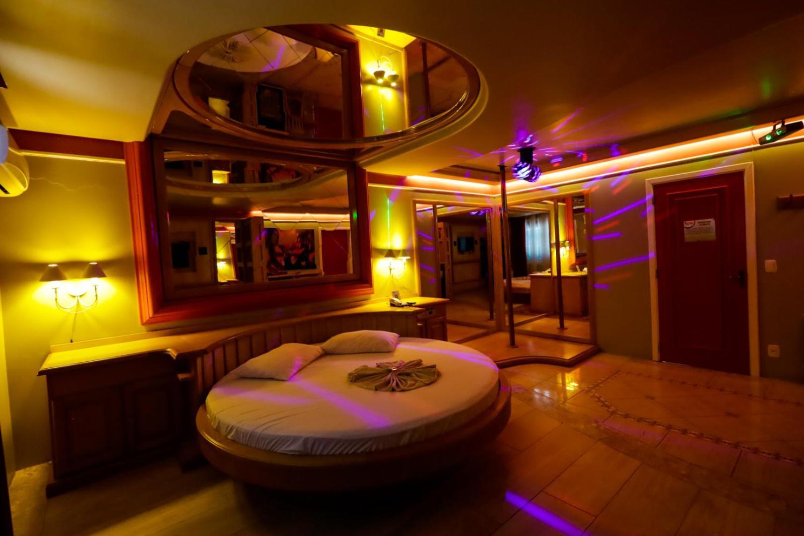 Motel Avenida (Adults Only) กรามาโด ภายนอก รูปภาพ